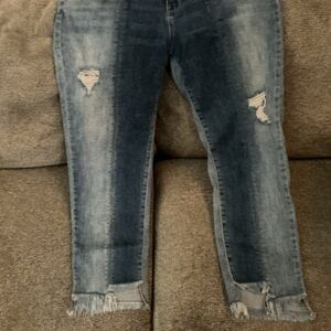 Distressed Ankle Jeans with Frayed Hem